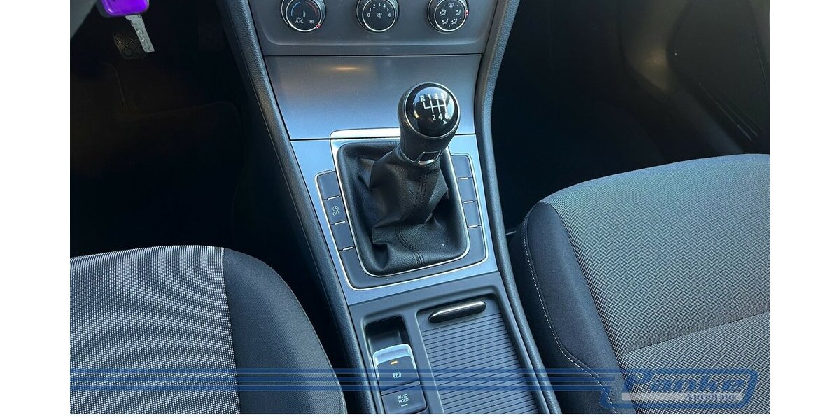 VW Golf VII BMT*Navi*Tempo*SHZ*Tel.*Touch* 120.529 km 9.990 &euro; Berlin 13187