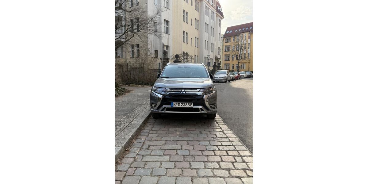 Mitsubishi Plug-in Hybrid Outlander 111.000 km 21.000 &euro; Berlin 12103