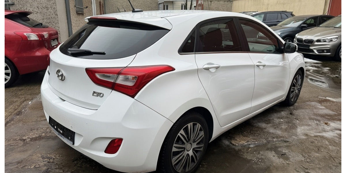 Hyundai i30 Passion Plus Autom Navi PDC Sitz&Lenkradhz. 108.062 km 10.400 &euro; Berlin 10247