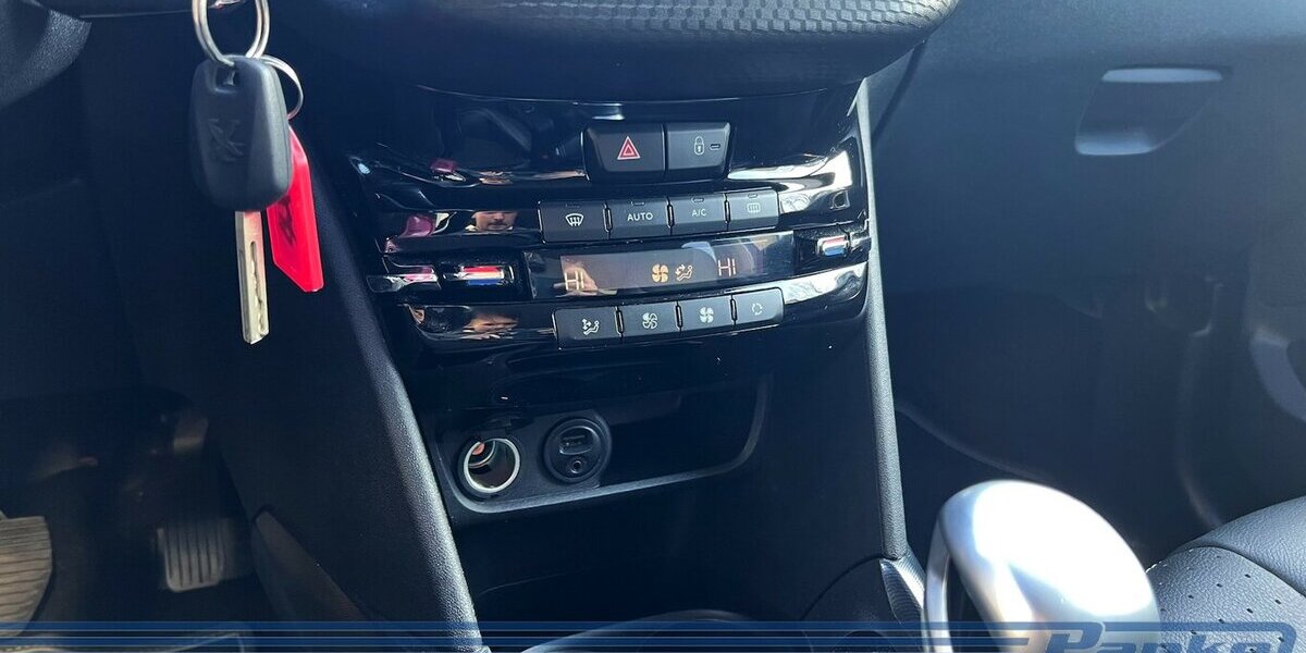 Peugeot 2008 1.2 PureTech Allure*Carplay*Leder*Tempo* 100.000 km 7.480 &euro; Berlin 13187