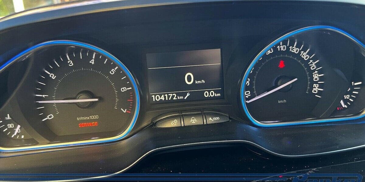 Peugeot 2008 1.2 PureTech Allure*Carplay*Leder*Tempo* 100.000 km 7.480 &euro; Berlin 13187