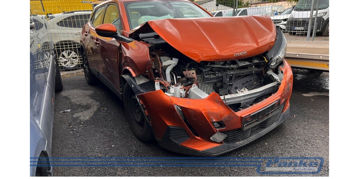 Peugeot 2008 1.2 PureTech 100 Active Pack*Unfall* 21.200 km 4.950 &euro; Berlin 13187