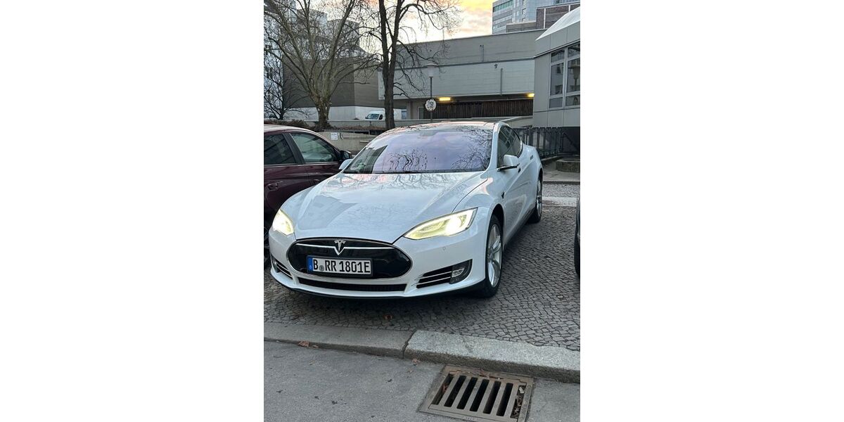 Tesla Model S 240.000 km 17.100 &euro; Berlin 14057