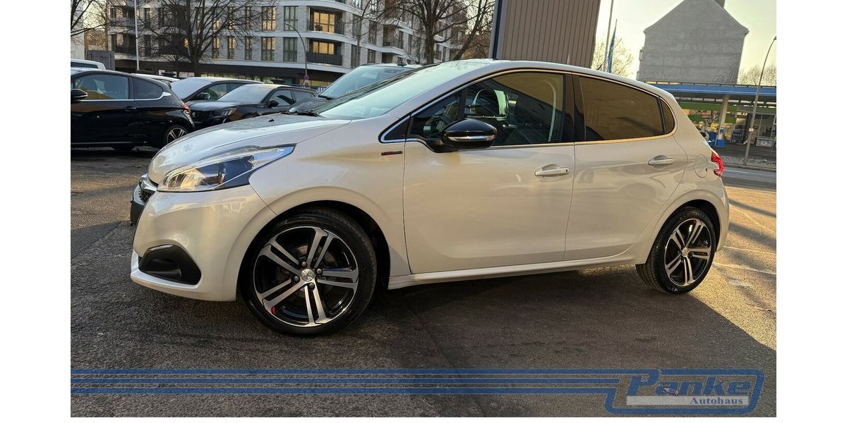 Peugeot 208 Allure*GT-Line*Pano*U-Connect*SHZ*R-Cam* 156.392 km 7.850 &euro; Berlin 13187