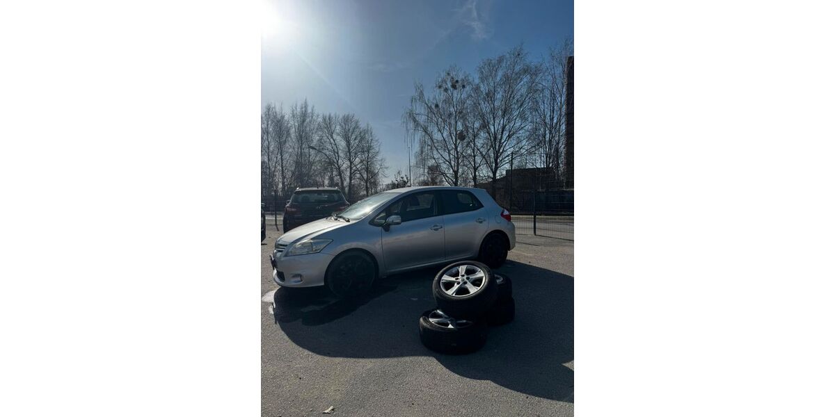 Toyota Auris 204.000 km 3.750 &euro; Velten 16727