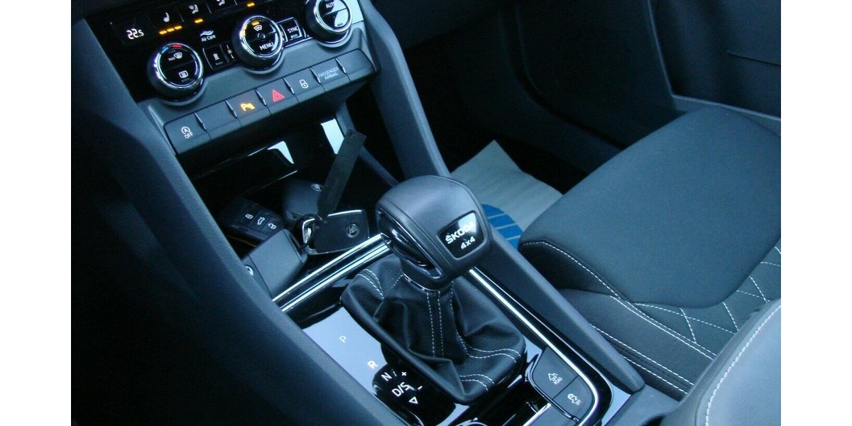 Skoda Karoq 2,0TDi 4x4 Sportline ACC AHK SHZ Matrix 13.915 km 37.980 &euro; Falkensee 14612