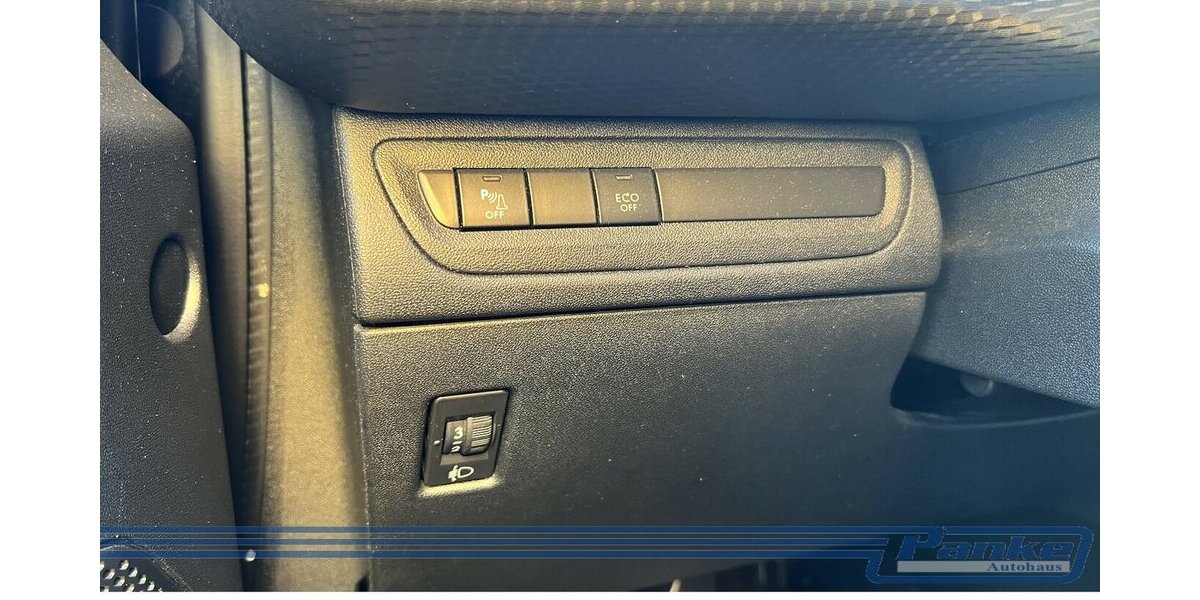 Peugeot 2008 1.2 PureTech Allure*Carplay*Leder*Tempo* 100.000 km 7.480 &euro; Berlin 13187