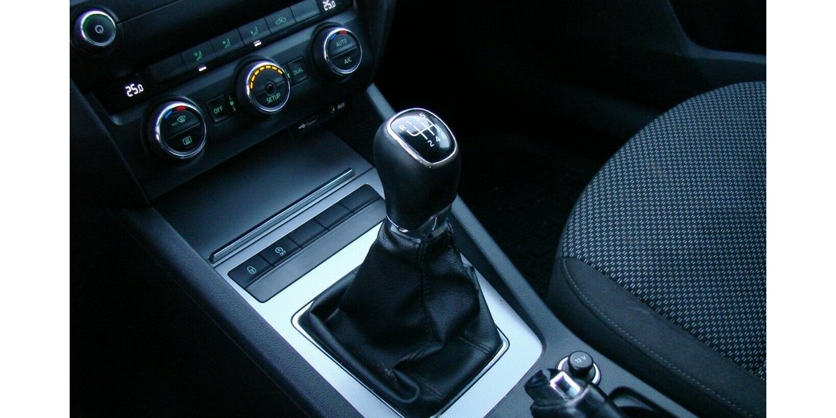 Skoda Octavia 2.0TDI Ambition Tempomat AHK Klima 261.072 km 4.980 &euro; Falkensee 14612